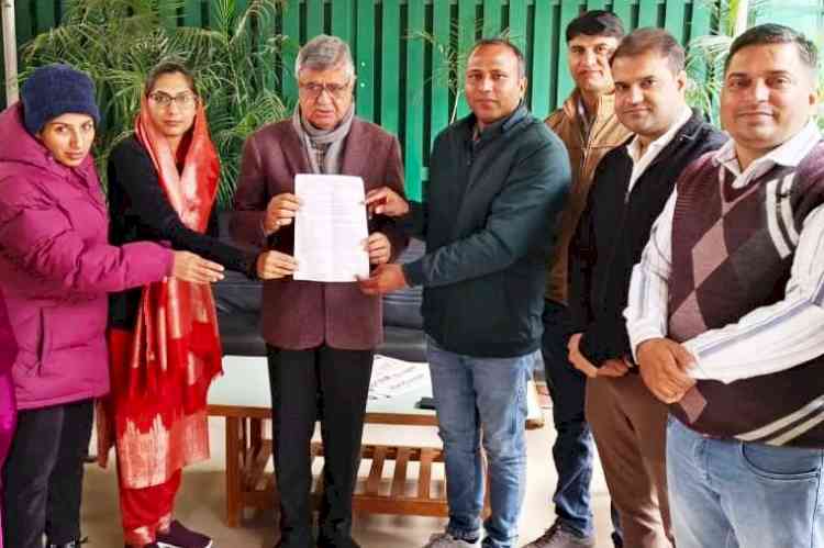 पात्र विवि अनुबंधित सहायक प्राध्यापकों ने सेवा-सुरक्षा मुद्दा विधानसभा में उठाने को लेकर विधायक बतरा को ज्ञापन सौंपा