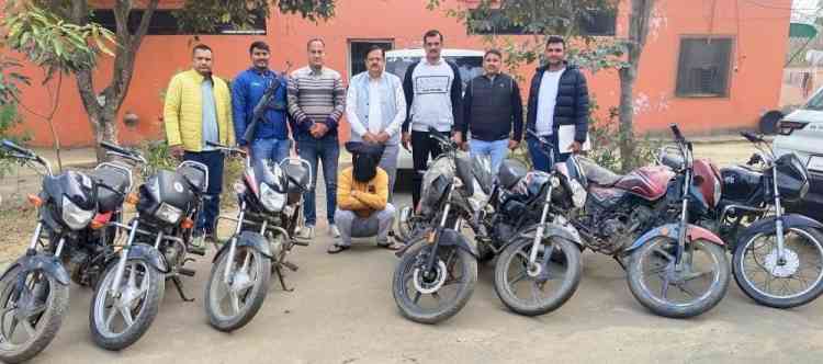 मोटरसाइकिल चोरी का आरोपी दबोचा, चोरीशुदा सात मोटरसाइकिल बरामद