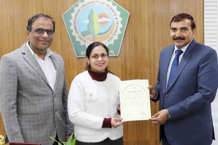 एम्स में आयोजित अंतर्राष्ट्रीय कांफ्रेंस में जीजेयू की शिक्षिका डा. कालिंदी देव सम्मानित