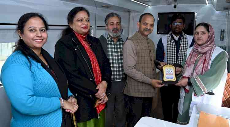 निःशुल्क स्वास्थ्य जांच शिविर में 180 से अधिक लोगों की जांच