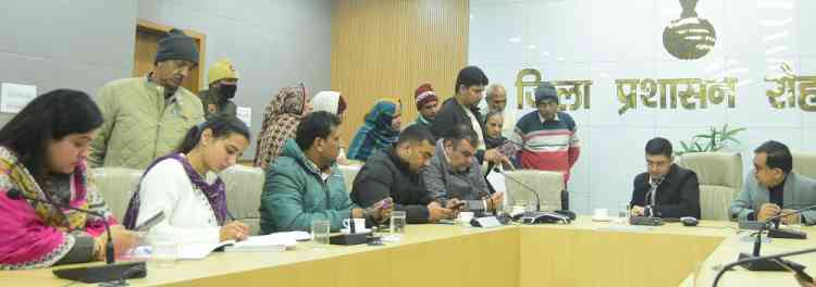 समाधान शिविर में नागरिकों की शिकायतों के शीघ्र निपटारे के दिशा-निर्देश दिए