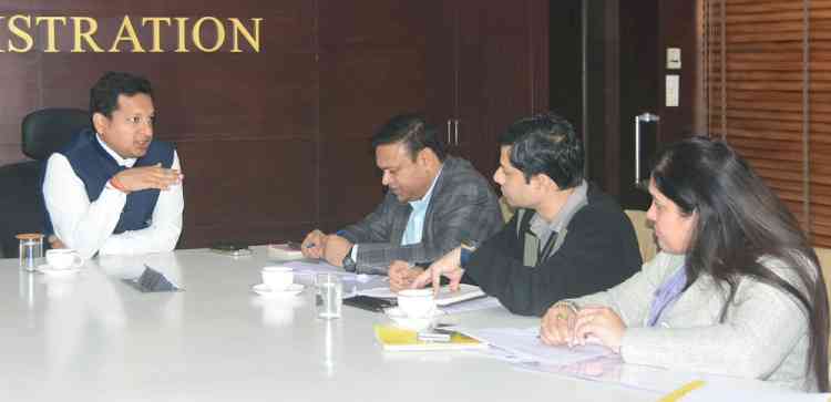 डीसी ने 43 गांवों को जगमग गांव घोषित करने के लिए योजना तैयार करने के निर्देश दिए