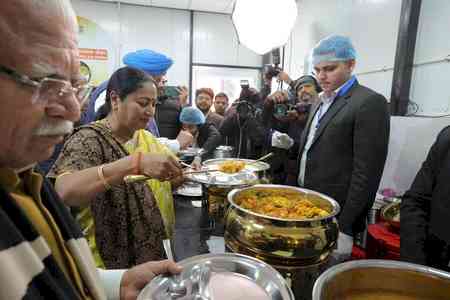 'Nutritious meals for just Rs 5', Delhi CM inaugurates 45 'Atal Canteens'