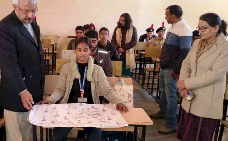 साहिबजादों के बलिदान पर स्लोगन लेखन में ऋतु प्रथम