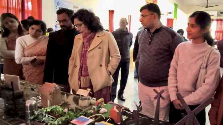 जिला स्तरीय बाल वैज्ञानिक प्रदर्शनी में विद्यार्थियों ने दिखाई प्रतिभा