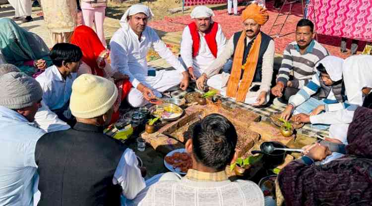 समाज को जोड़ने, विचारों को शुद्ध करने और सकारात्मक ऊर्जा का संचार करने की सामूहिक प्रक्रिया है यज्ञः डॉ. वीरेंद्र सिंह चौहान