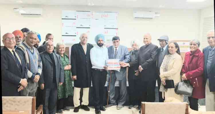 SCD Govt. College 1975 MA English Batch 1975 Pass Outs celebrate their Golden Jubilee, donate books, create fund for visually impaired students