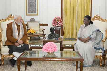 PM Modi calls on President Murmu at Rashtrapati Bhavan