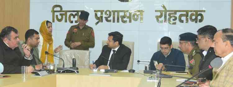 डीसी सचिन गुप्ता ने आमजन की शिकायतों पर की गई कार्रवाई का विवरण प्रस्तुत करने के निर्देश दिए