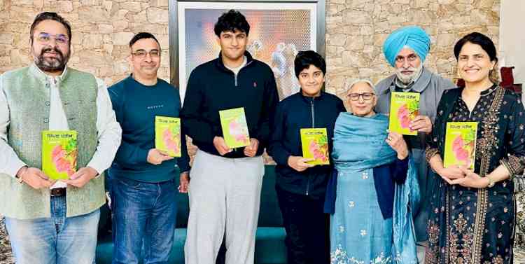 ਗੁਰਭਜਨ ਗਿੱਲ ਦੇ ਗੀਤ-ਸੰਗ੍ਹਹਿ “ਪਿੱਪਲ ਪੱਤੀਆਂ” ਦਾ ਦੂਜਾ ਐਡੀਸ਼ਨ ਧੀ , ਜਵਾਈ ਤੇ ਦੋਹਤਰਿਆਂ ਵੱਲੋਂ ਲੋਕ ਅਰਪਨ