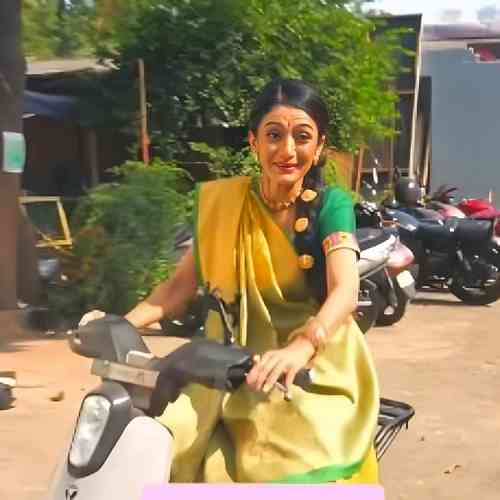 Neha SK Mehta hops on a scooter for a spontaneous bike ride, bringing smiles on the sets of Sony SAB’s Itti Si Khushi