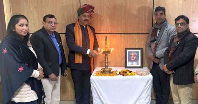 अटल जी ने देश के गांवों को विकास की मुख्यधारा से जोड़ने का कार्य कियाः डॉ. वीरेंद्र सिंह चौहान