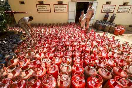 IGL cuts cooking gas price in Delhi-NCR