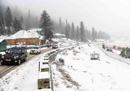 Snowfall in J&K tourist spots gives New Year revellers joy, plains miss whiteout