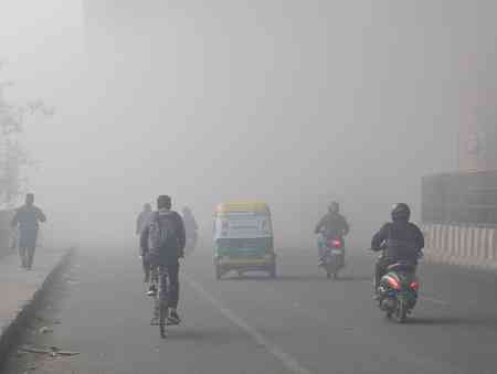 Delhi's air quality continues to remain 'very poor' amid biting cold