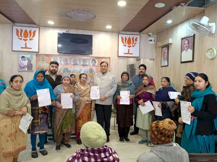 भाजपा प्रदेश कोषाध्यक्ष गुरदेव शर्मा देबी ने अपने कार्यालय में नव वर्ष के मौके पर बुढ़ापा पेंशन,विकलांग पेंशन का कैंप लगाया