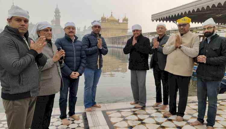 At Golden Temple, Tewari prays for peace and a brighter 2026