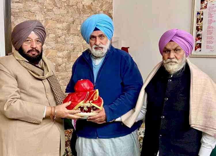 ਧੀਆਂ ਦੇ ਲੋਹੜੀ ਮੇਲੇ ਲਈ ਬਾਵਾ ਤੇ ਦਾਖਾ ਨੇ ਪੰਜਾਬੀ  ਲੇਖਕ ਪ੍ਹੋ. ਗੁਰਭਜਨ ਗਿੱਲ ਨੂੰ ਮਿੱਠੀ ਗਾਗਰ ਵਾਲਾ ਸੱਦਾ