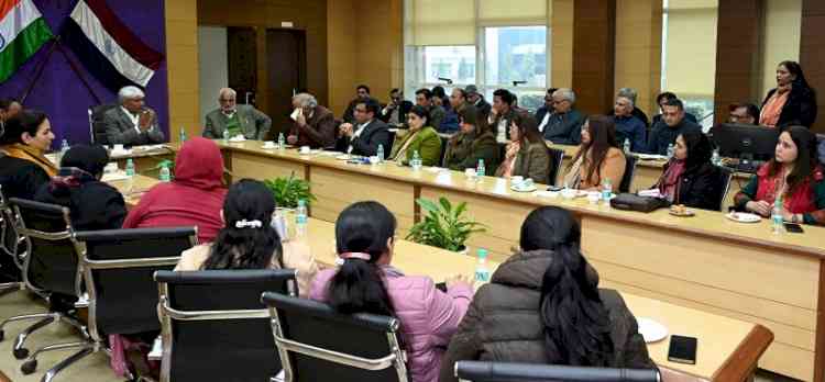 कुलपति ने डीन, निदेशकों व विभागाध्यक्षों के साथ किया संवाद