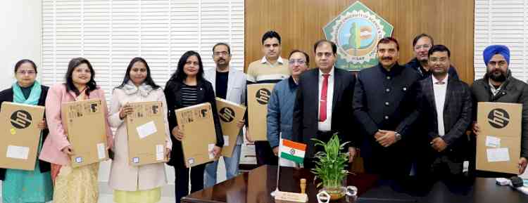 जीजेयूः शोध प्रोजेक्ट्स के तहत शिक्षकों को दिए लैपटॉप