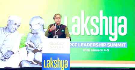 Tharoor projects solidarity, says ‘no issue with the party’