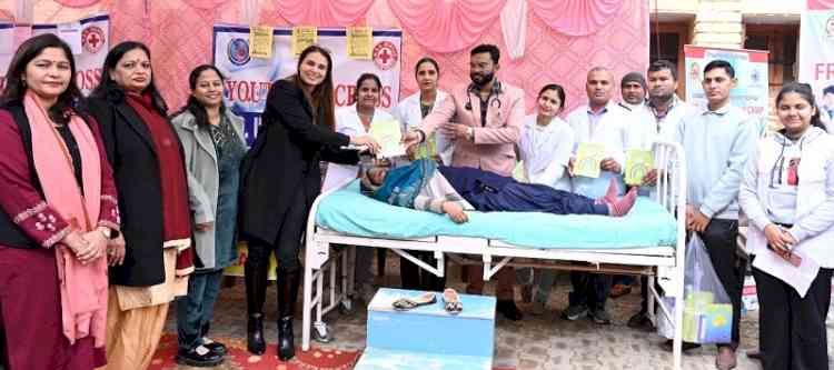 निःशुल्क स्वास्थ्य जांच शिविर में 118 ग्रामीणों की जांच हुई