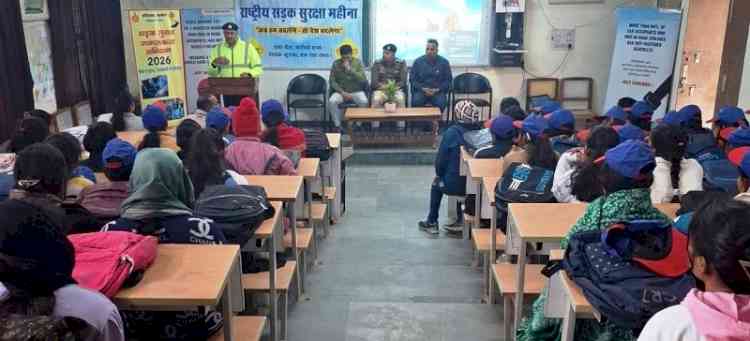 पुलिस टीम ने छात्राओं को यातायात नियमों के प्रति जागरूक किया