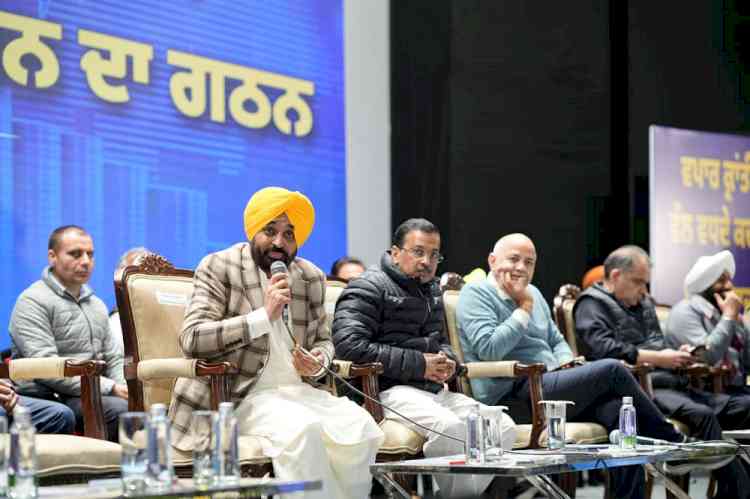 Arvind Kejriwal & CM Bhagwant Singh Mann meet Punjab’s traders & shopkeepers, assure them they will not have to run from office to office as AAP Govt will reach them to resolve their issues