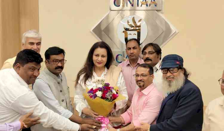 Poonam Dhillon Unites Media and Artists at New Year 2026 Calendar Launch