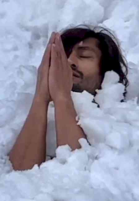Vidyut Jammwal scales a tree unclothed, calls it a ‘yogic practice of Sahaj’