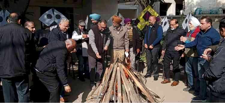 Pawan Dewan Celebrates Lohri Festival with Congress Leaders