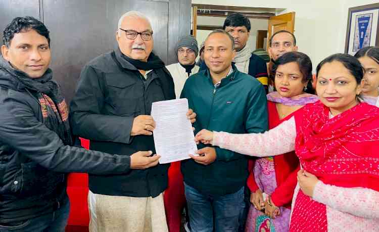 Eligible Contractual Teachers of Universities Submit Memorandum to the Former CM Hooda Demanding Pending Job Security