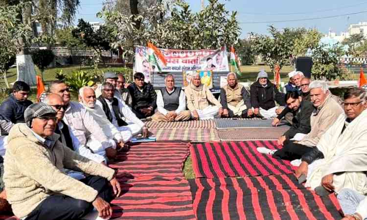 मनरेगा में बदलाव के खिलाफ चरखी दादरी के कांग्रेसियों ने किया उपवास