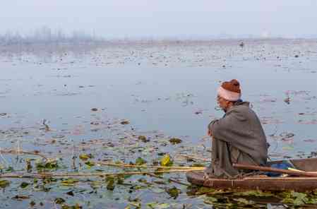 Bone chilling cold in Kashmir as temperatures drop; dense fog in Jammu