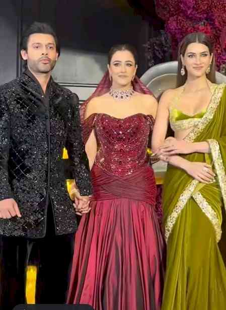 Kriti Sanon gives a retro touch to her saree look at sister Nupur Sanon's wedding reception