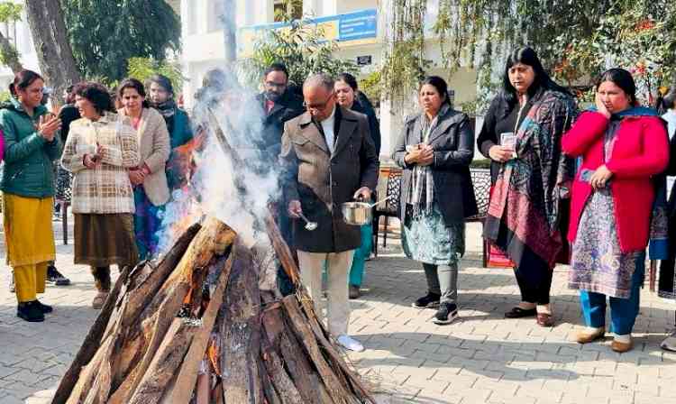 लाल नाथ हिन्दू कॉलेज में धूमधाम से मनाया लोहड़ी का त्योहार