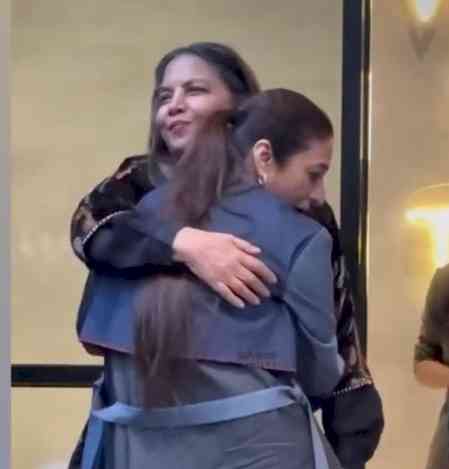 'Khaala' Shabana Azmi embraces 'bhaanji' Tabu in a warm hug