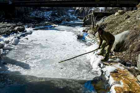 Dry cold conditions continue in J&K; Srinagar freezes at minus 5.2