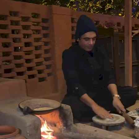 Sunil Grover makes roti on a ‘chulha’ like a pro