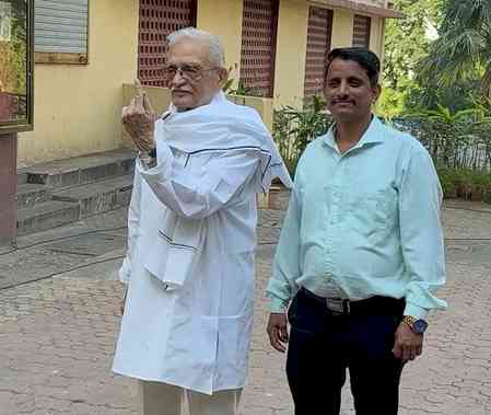 Maha local polls: Gulzar marks his vote, Kiran Rao and Junaid Khan join the electoral roll