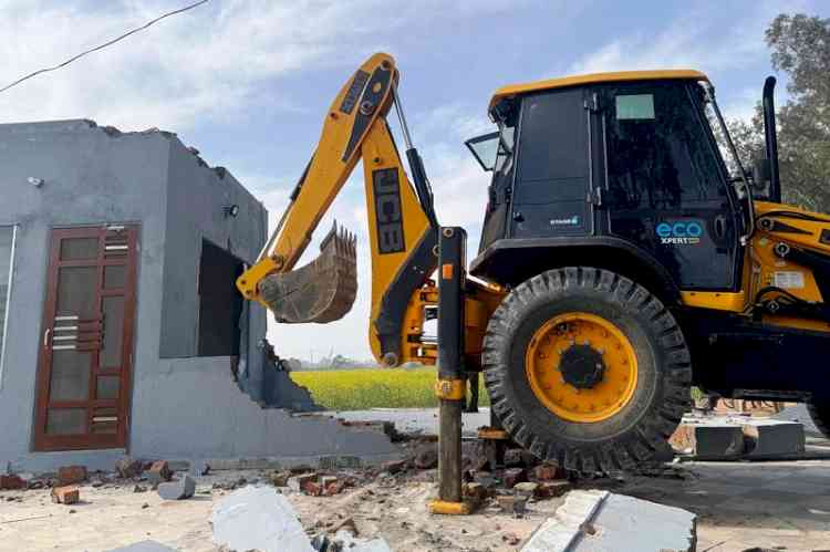 गांव बोहर में अवैध निर्माण पर चला बुलडोजर