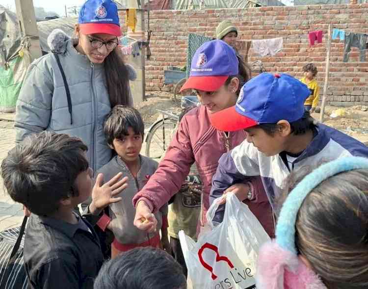 एनएसएस स्वयंसेवकों द्वारा वस्त्र एवं खाद्य सामग्री वितरित की गई