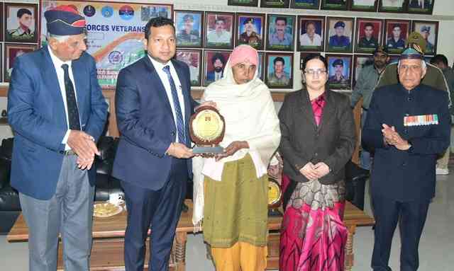 उपायुक्त सचिन गुप्ता ने 11 पूर्व सैनिकों को वीरता पदकों से किया सम्मानित