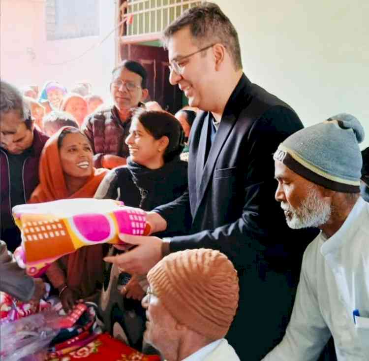 रोटरी क्लब ऑफ रोहतक नेक्स्ट ने जरूरतमंदों को बांटे कंबल