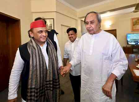 Akhilesh Yadav calls on BJD president Naveen Patnaik