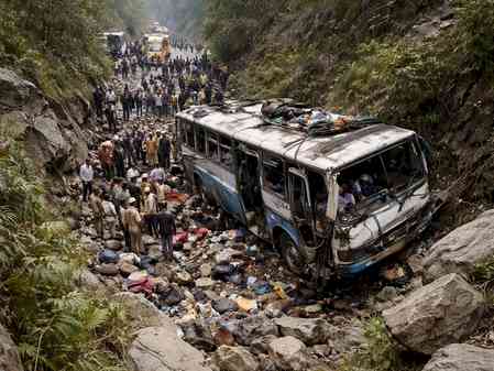 5 killed, 80 injured as bus plunges into gorge on Chhattisgarh-J'khand border