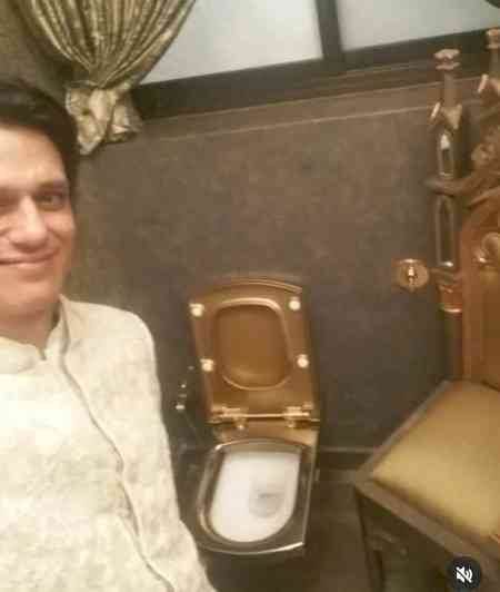 Vijay Varma shares a selfie of himself with a ‘Golden Toilet’ at Amitabh Bachchan's house