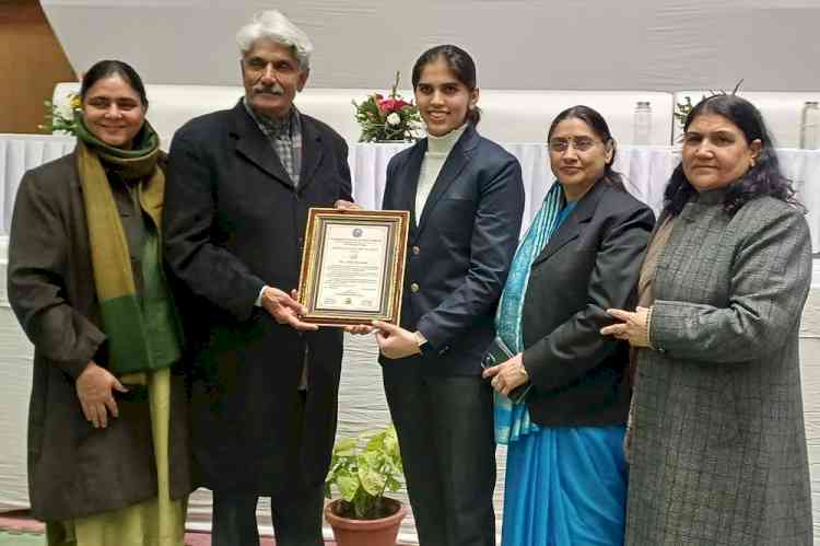 क्रिकेटर अदिति को किया स्पोर्ट्स एक्सीलेंस अवार्ड से सम्मानित