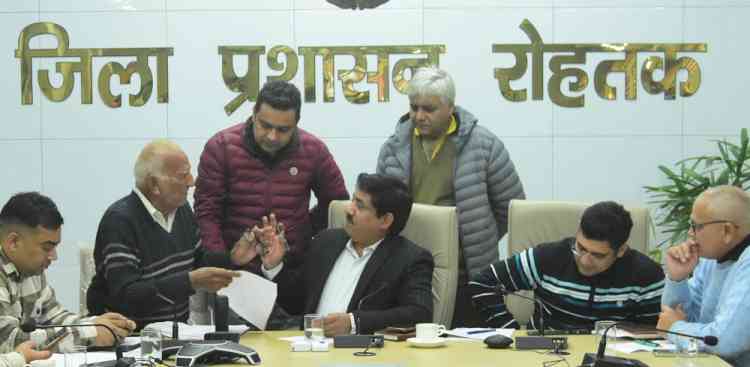 समाधान शिविर में नागरिकों की समस्याओं की सुनवाई, शीघ्र निपटारे के निर्देश