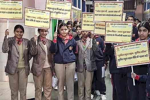 स्कूली बच्चों ने ली सडक़ सुरक्षा शपथ